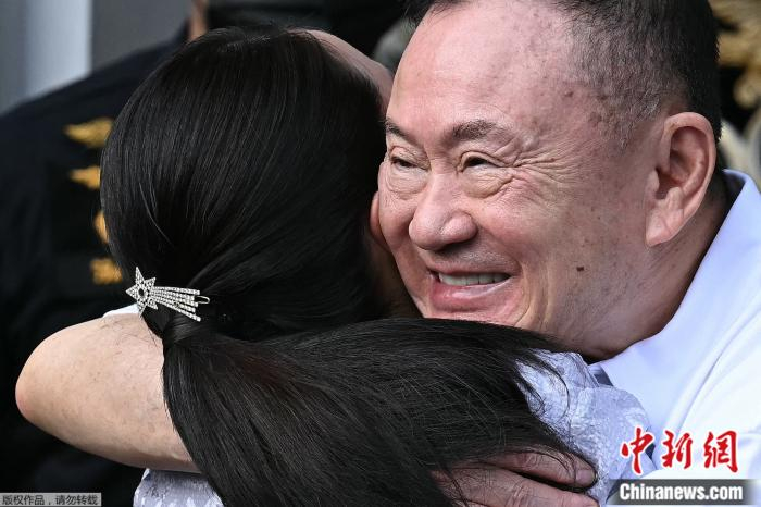 他信，笑着出狱了！张开双臂，拥抱小女儿佩通坦