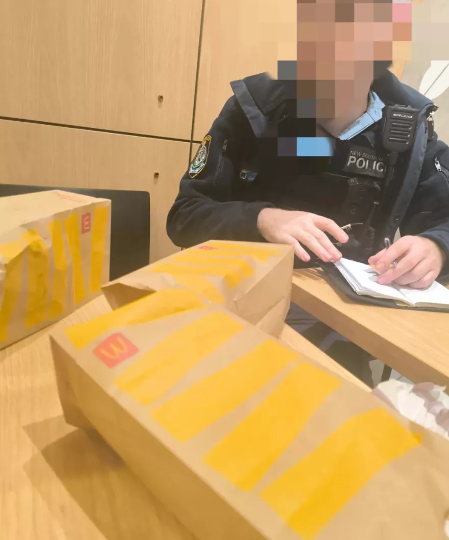 华人吃薯条遭流浪汉掰断手指 警方一句话惹议