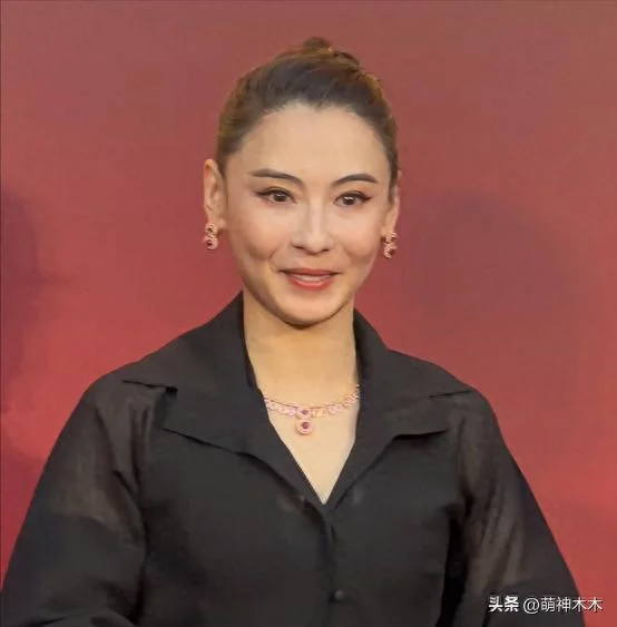 45岁张柏芝神颜崩了? 脸部浮肿苹果肌凸出