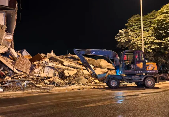 突发：广西地震楼房倒塌 已致3死1失联 现场曝光