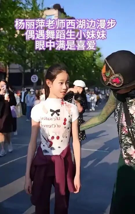 67岁杨丽萍终究还是服老 拄双拐剪指甲