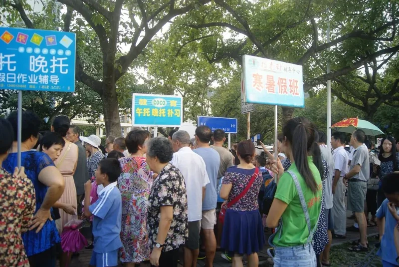 巨婴家长逼疯孩子后 又开始逼疯学校与社会
