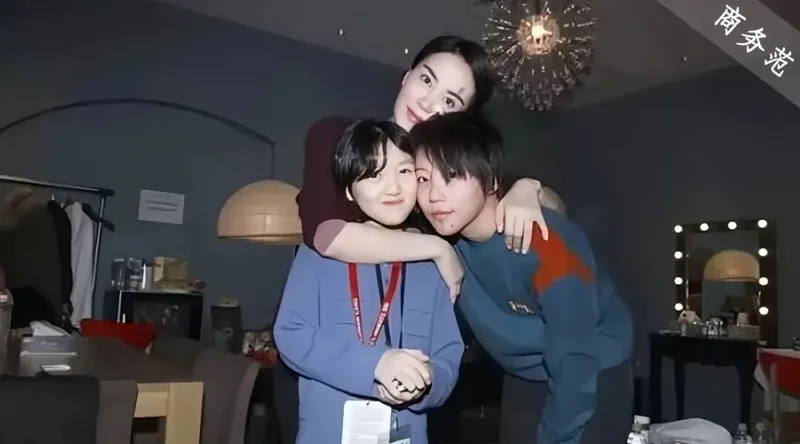 王菲母女音乐节太会穿 松弛感拉满! 带火这些品牌