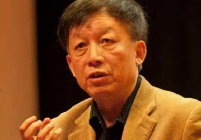 易中天上课 女生突然大喊“想嫁给你” 他说…