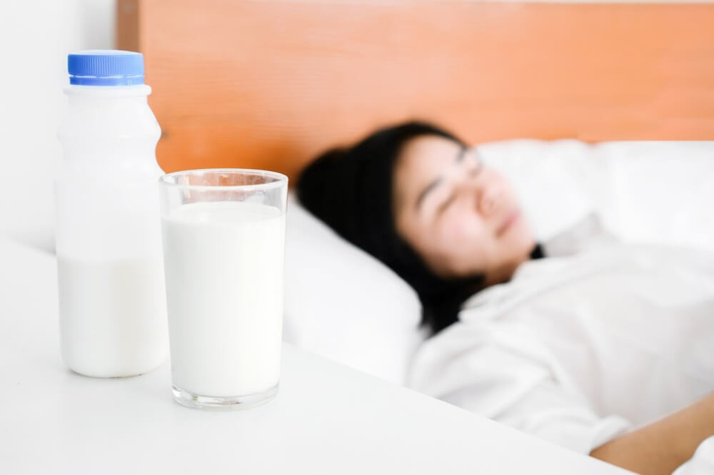 "睡前热牛奶"竟害人失眠做恶梦 还有3大类食物NG