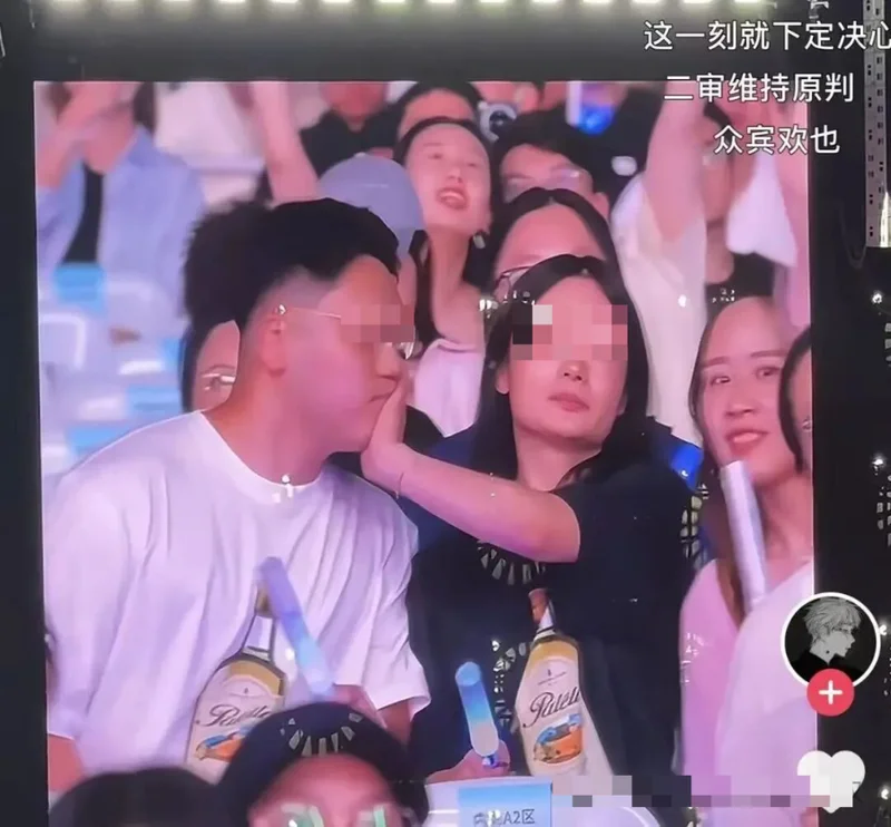 萧敬腾演唱会"大屏求吻被拒" 男女主回应气死网友