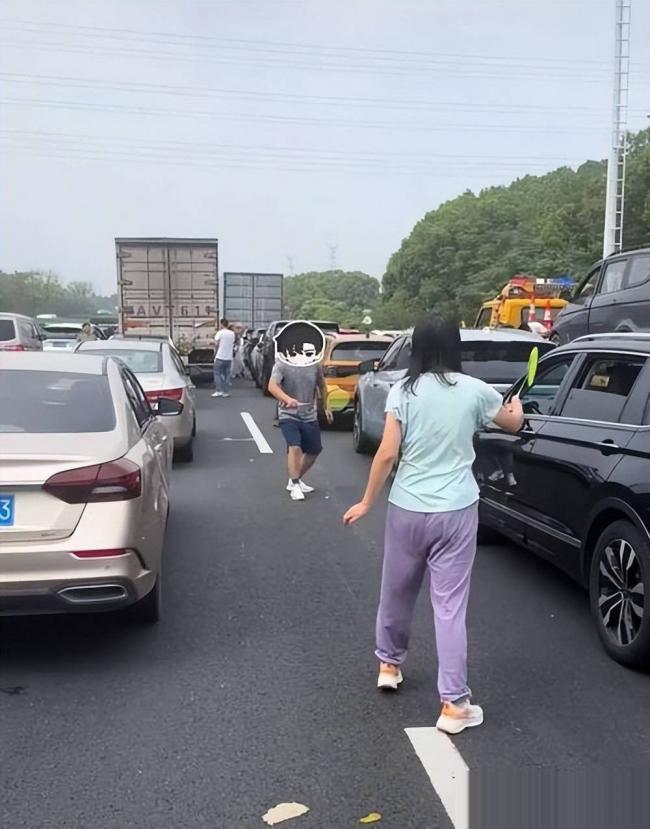 国庆高速堵疯了！今年的大陆堵车，堵出新高度